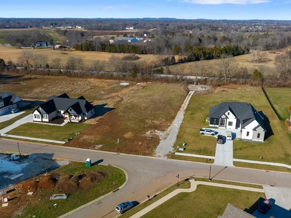 877 Mount Rainier Dr, Bowling Green, KY 42104