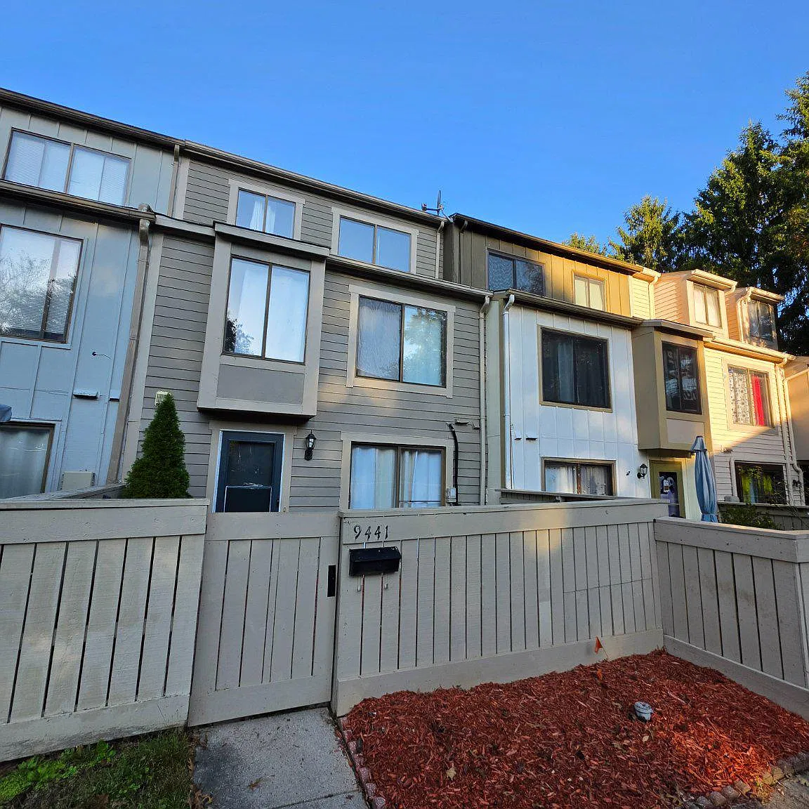 3 bed, 2.5 bath, 1083 sqft, $2,261 — Photo 1