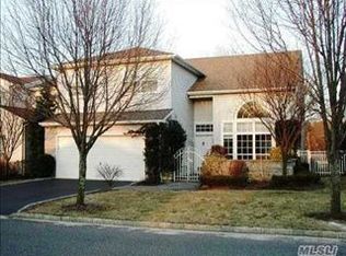 179 Windwatch Dr, Hauppauge, NY 11788