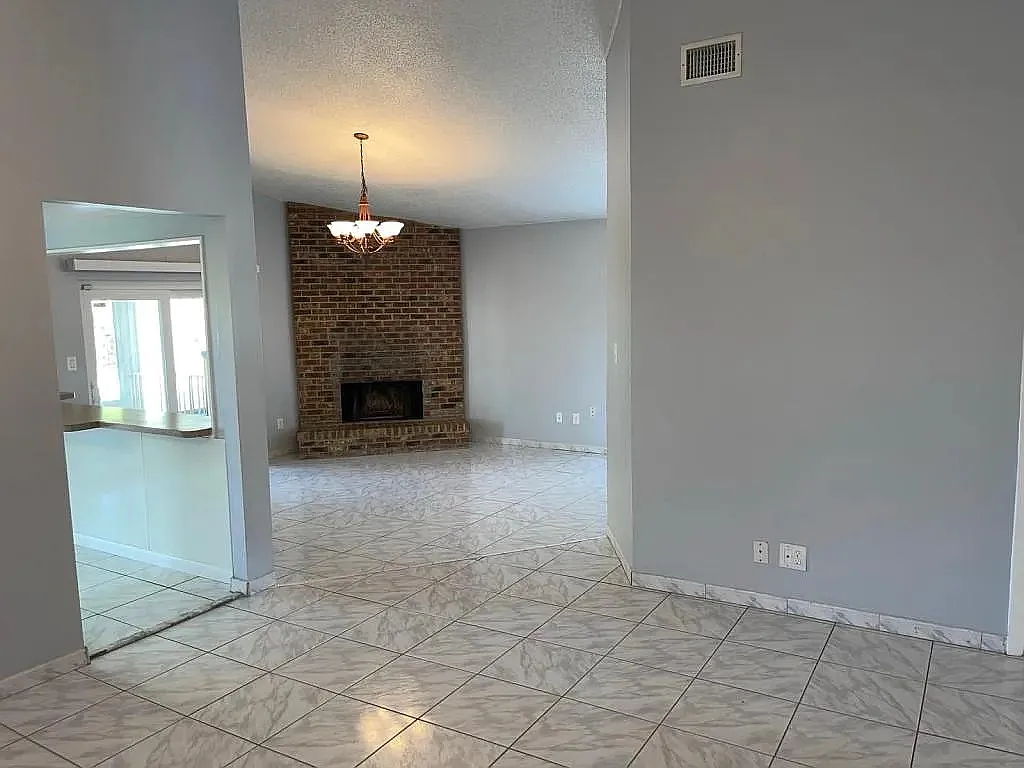 3 bed, 1407 sqft, $2,204 — Photo 3