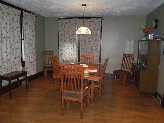 3rd image of 34 Parkway St