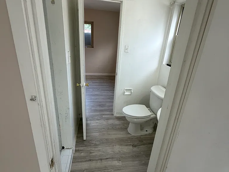 952 Salem St — Photo 5