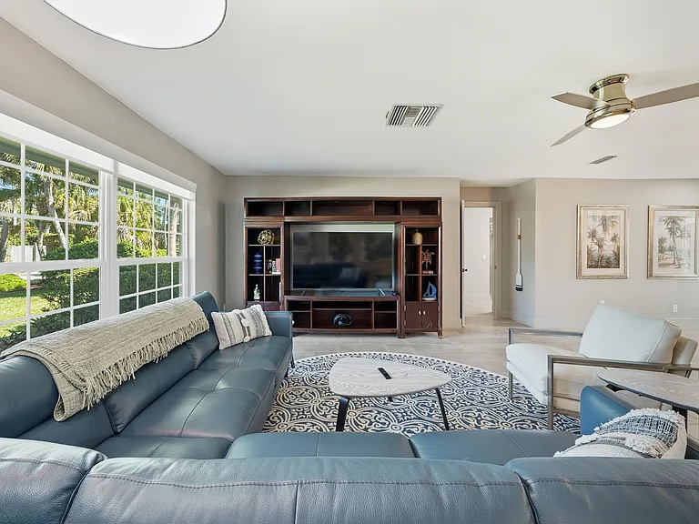1555 Wyn Cove Dr — Photo 5