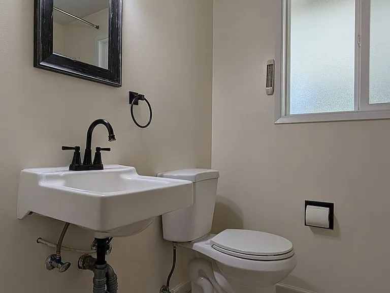 2425 Leyton Ln — Photo 16