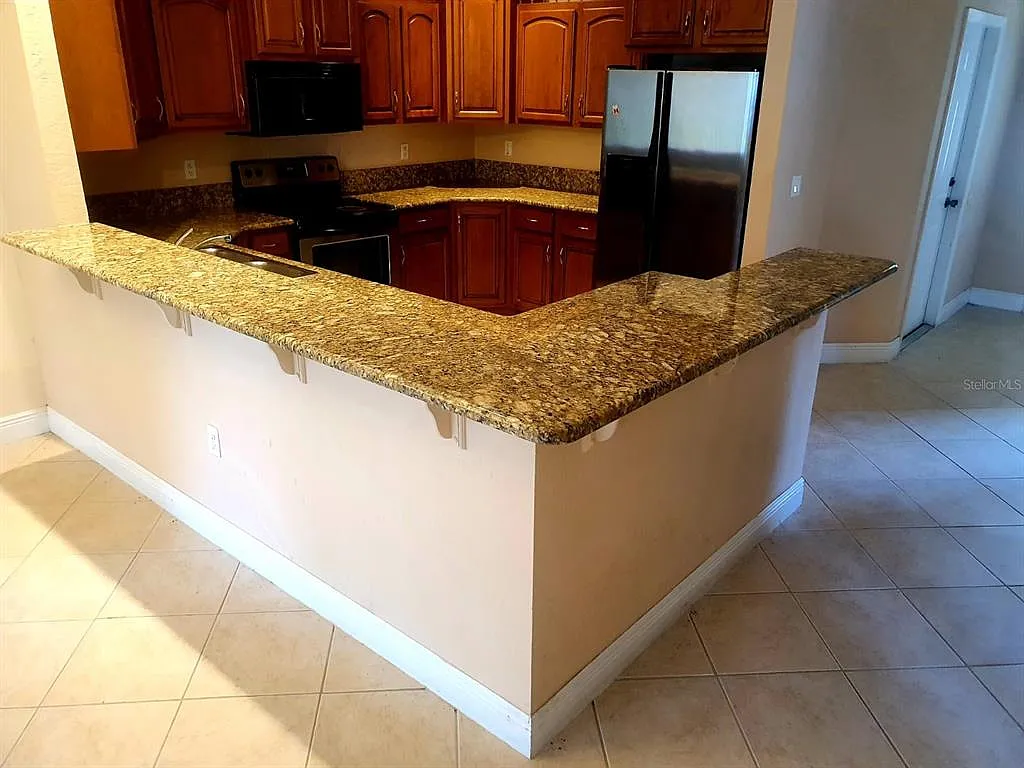 3 bed, 2.5 bath, 1582 sqft, $2,100 — Photo 3