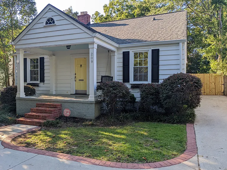 209 E Faris Rd — Photo 2