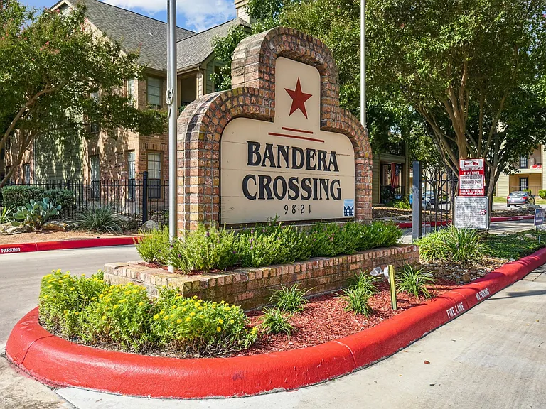 Bandera Crossing — Photo 4