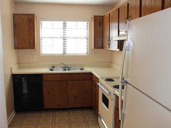 3rd image of 2490 Hidden Cove Ct