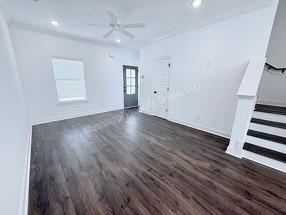 3rd image of 526 Meadow Crest Cir