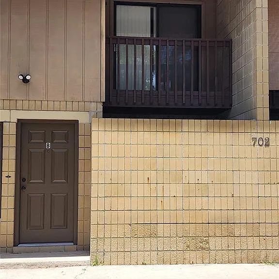 702 SW 70th Ter #B — Photo 2