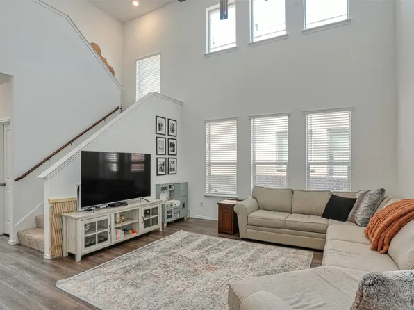 2301 Pyrite Dr, Aubrey, TX 76227