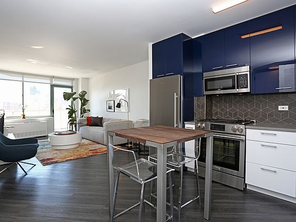 3rd image of 250 E Houston St APT 6D