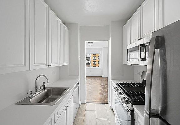 3rd image of 215 E 68th St APT 5U