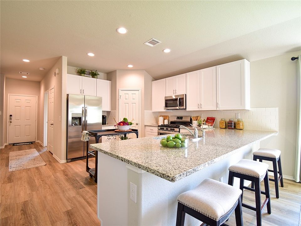 2nd image of 211 W Laurel Cir