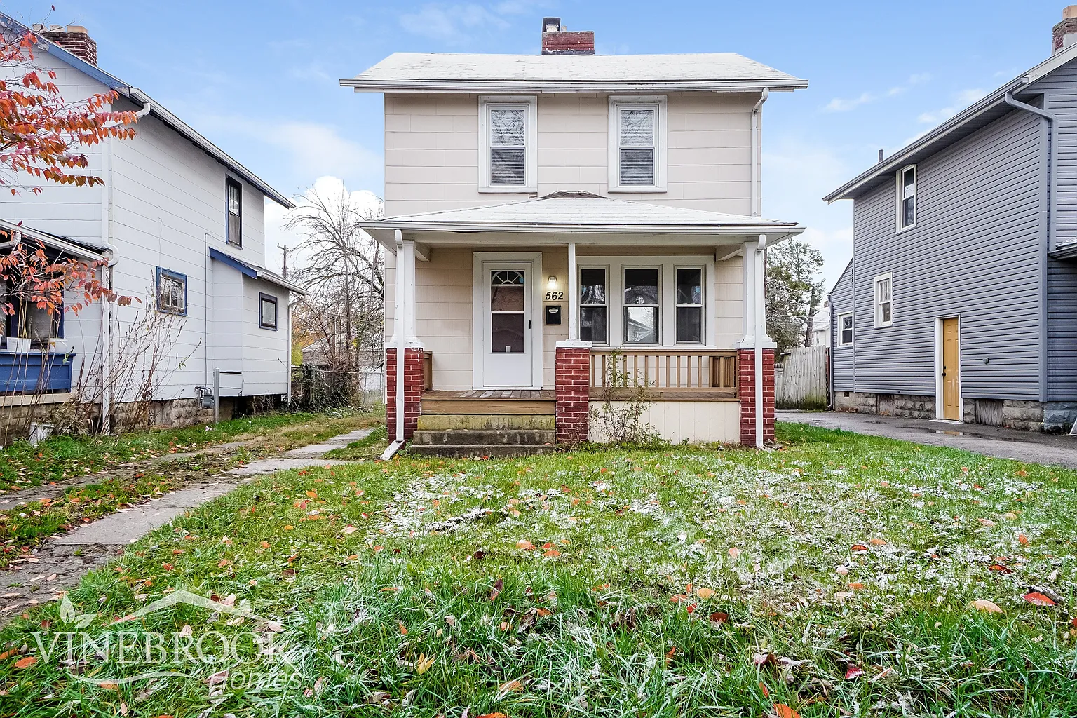 562 S Ogden Ave photo 1