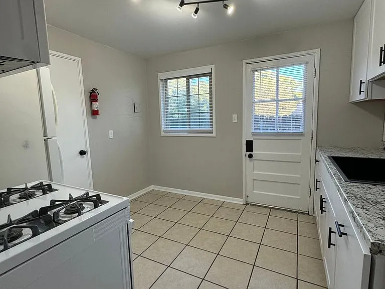 458 - 464 Glenview Ct — Photo 5