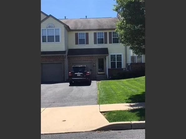 7701 Cross Creek Cir, Breinigsville, PA 18031