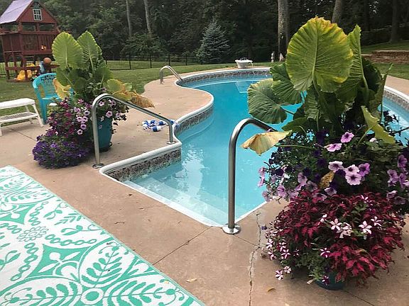 INGROUND POOL AND REAR YARD