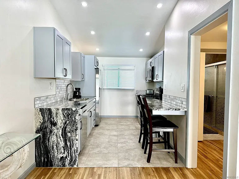 7672 La Jolla Blvd — Photo 8