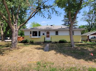 1218 Vincent Pl, Chaska, MN 55318