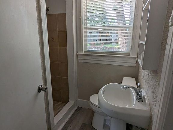 5th image of 910 Highland Ave