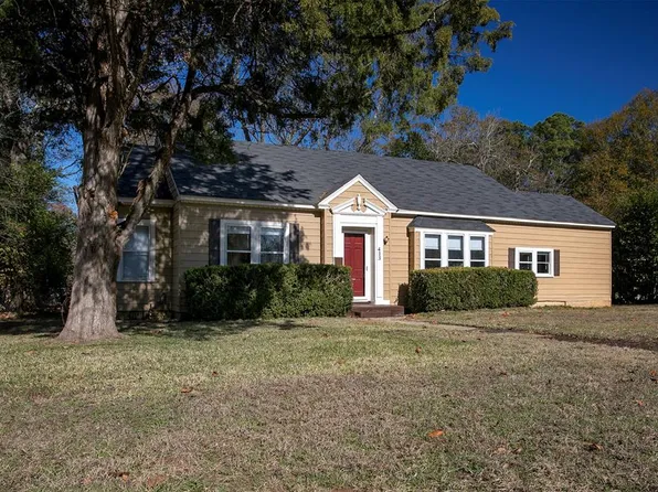 413 Colonial Dr, Henderson, TX 75652