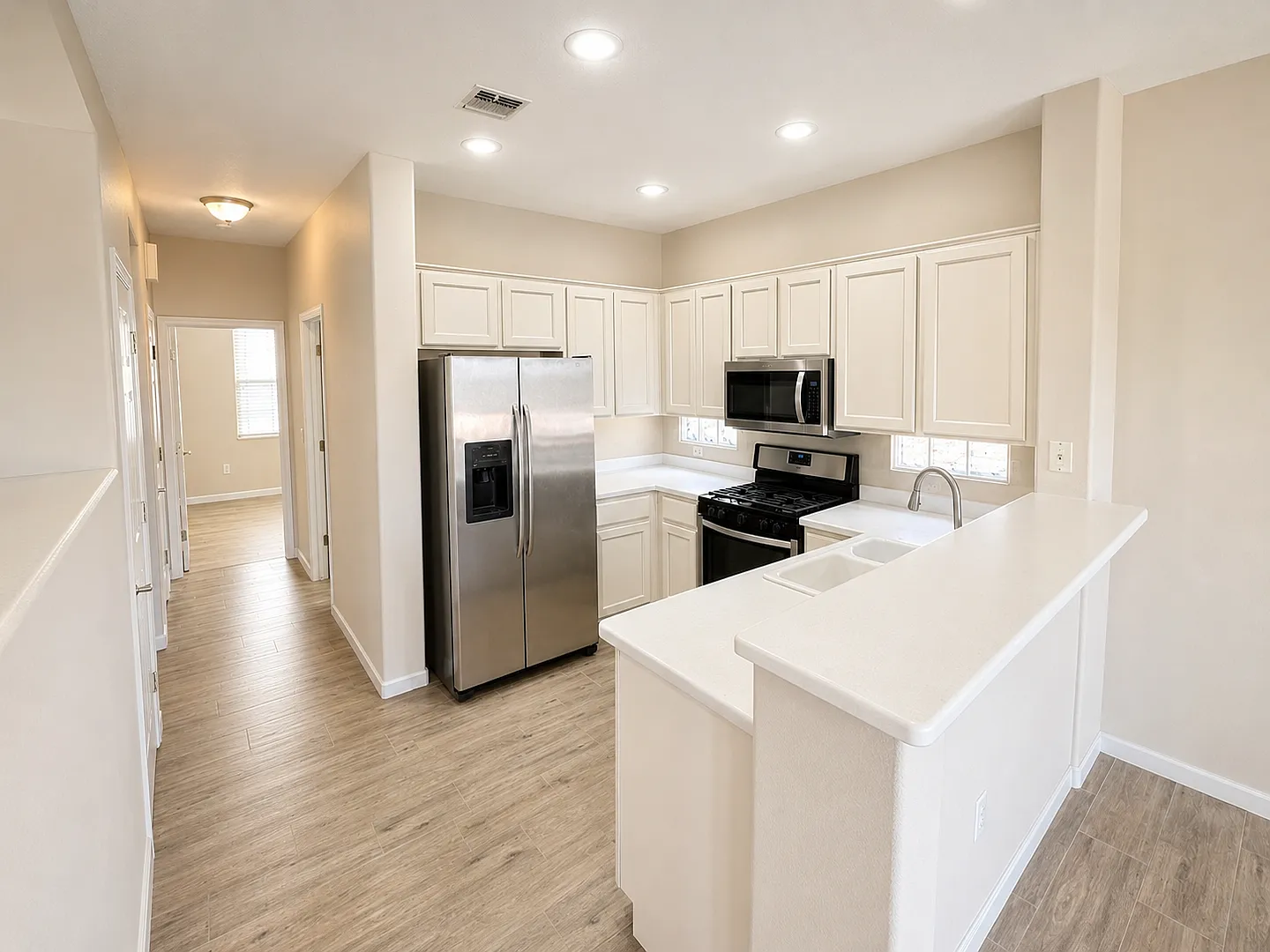 Single Story 3-Bedroom Home in 55+ Community with Putting Green — Photo 2