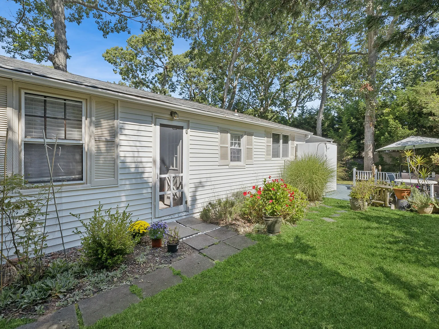 Sag Harbor Beach Cottage — Photo 4