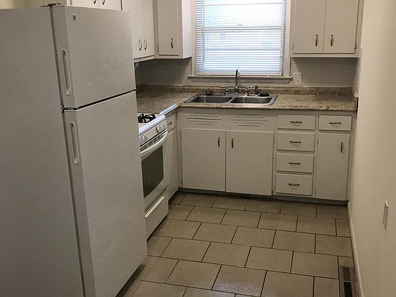 3rd image of 133 S Fuller Ave