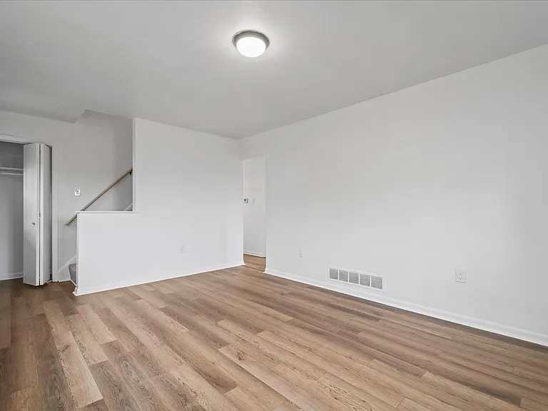 1303 Cloverdale St — Photo 13