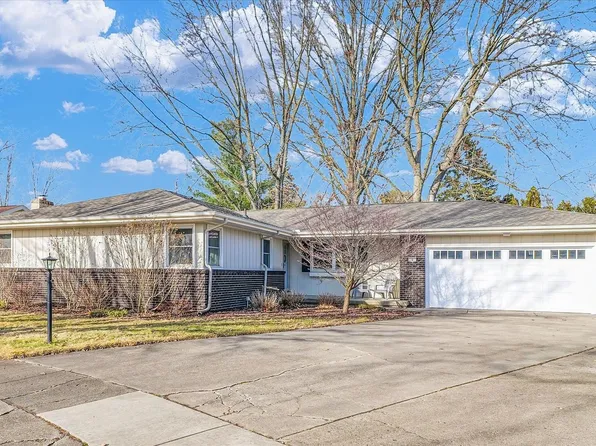 6 Canterbury Ct, Champaign, IL 61821