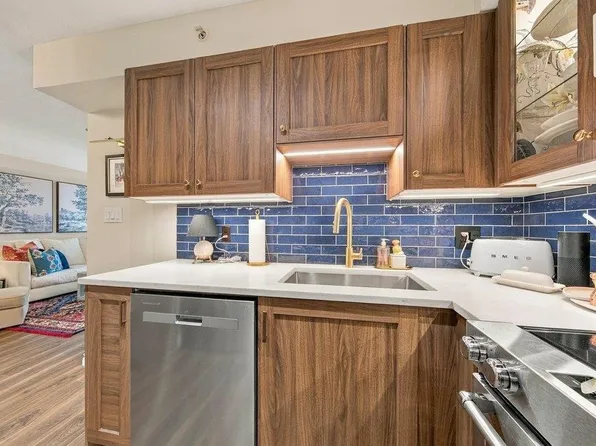488 Helmcken St #408, Vancouver, BC V6B 6E4
