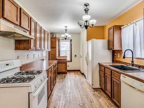 4th image of 167 Sharon Ave
