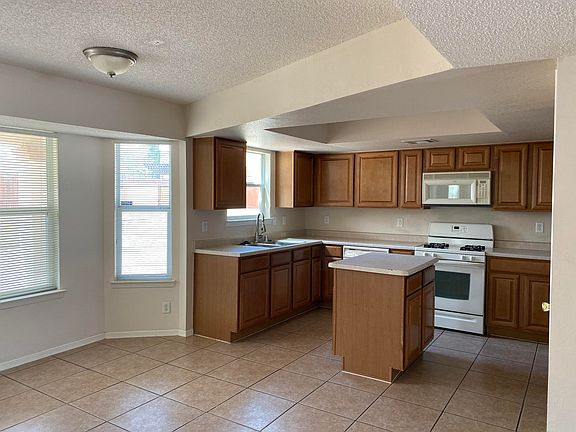 3rd image of 12476 Paseo Alegre Dr