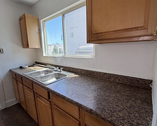 4th image of 2933 S La Brea Ave