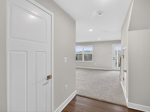 1rs floor bonus room with plus carpeting and door to the backyard