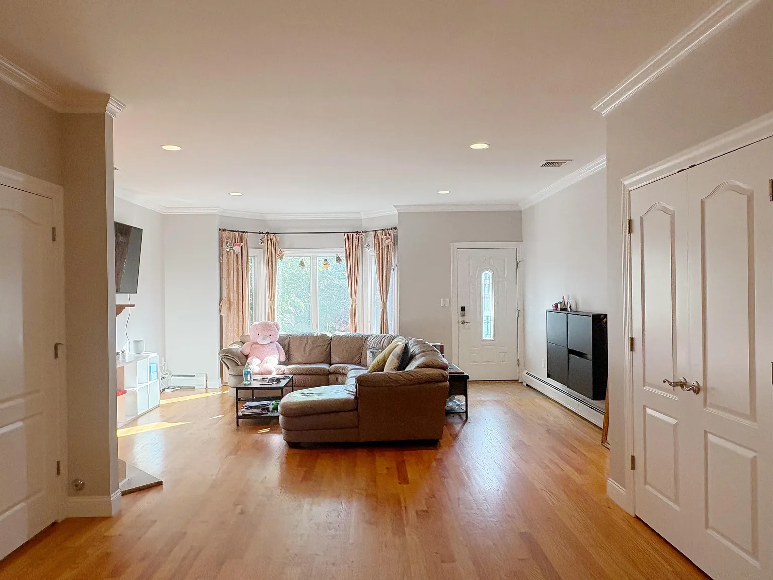 3 bed, 2046 sqft, $5,400 — Photo 3