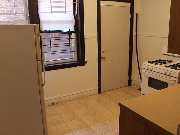 3rd image of 1009 W Newport Ave #3