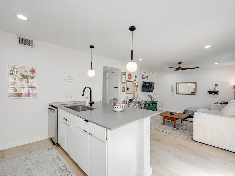 400 E 30th St #105 — Photo 7