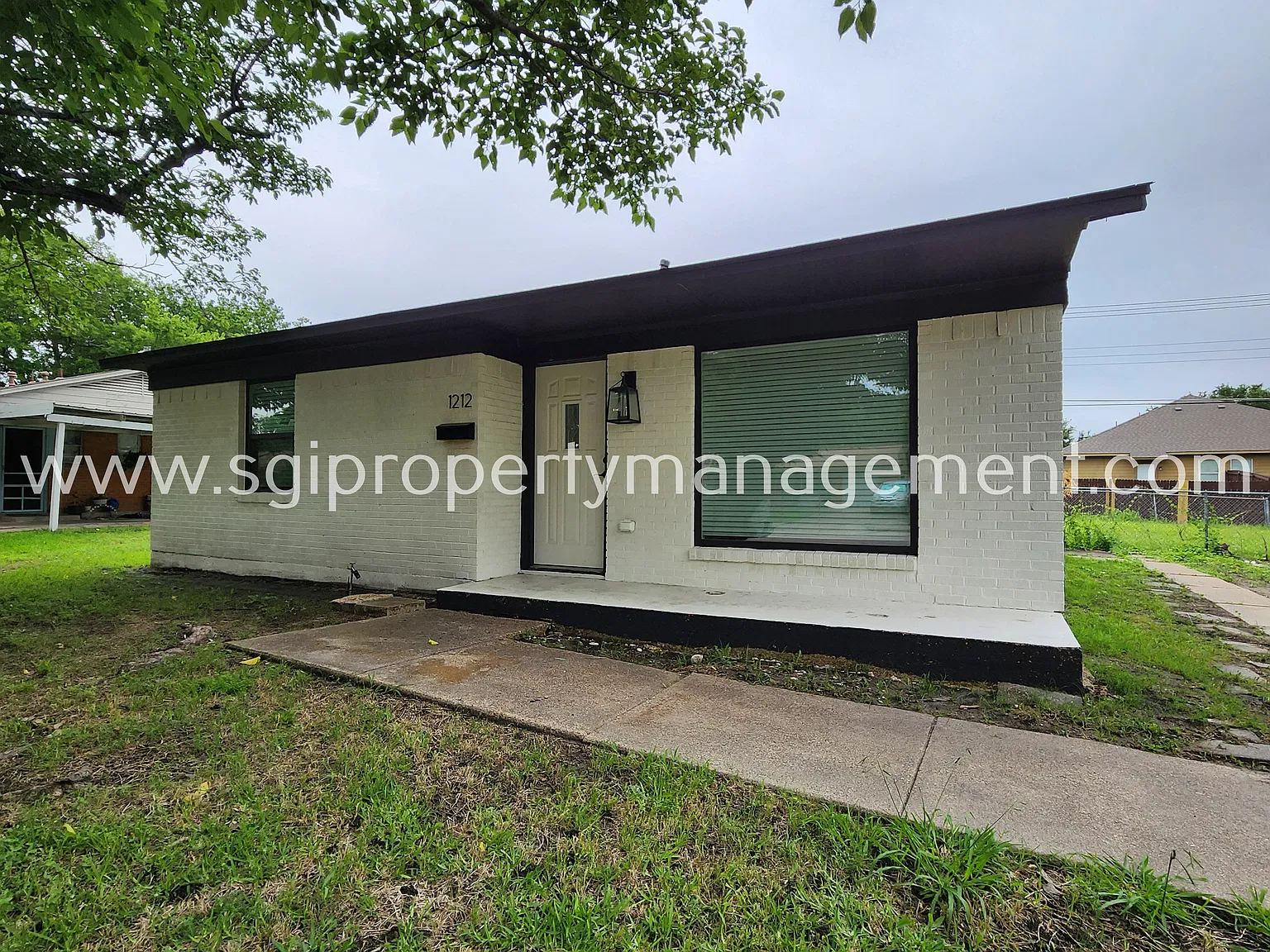 3 bedroom home ready for move in — Photo 1