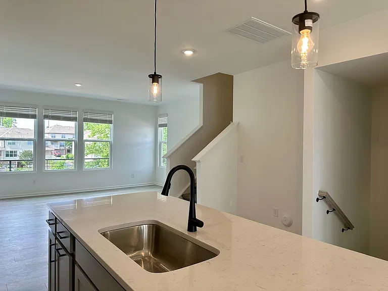1556 Blanche St — Photo 4
