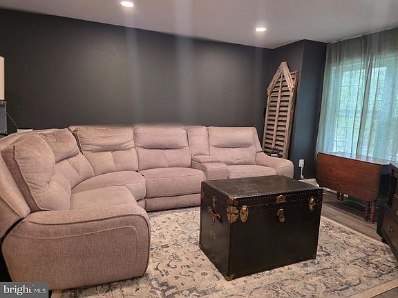 4th image of 31 Versailles Ct