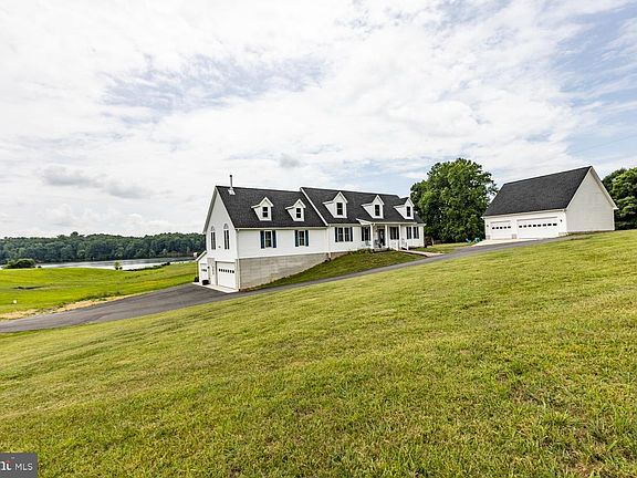 3rd image of 15809 Lake Meade Ct