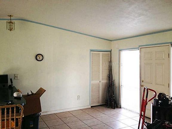 3rd image of 1150 W Embassy Dr