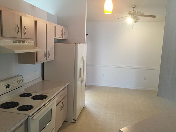 Kitchen w/ Eat in Area