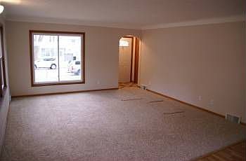 4th image of 955 Geranium Ave E