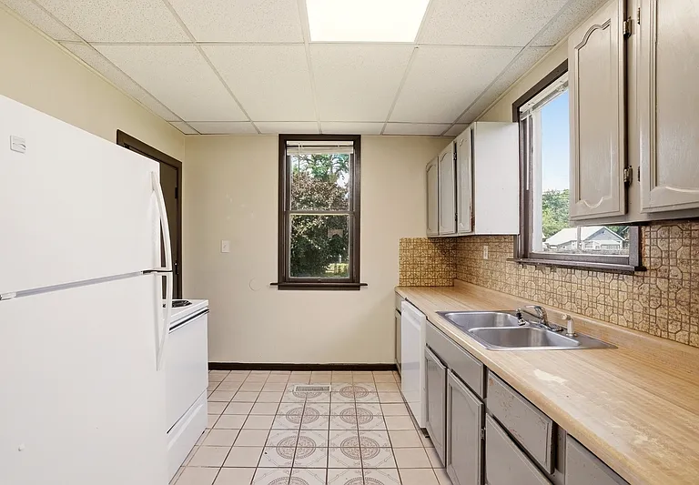 1011 E Augusta Ave — Photo 9