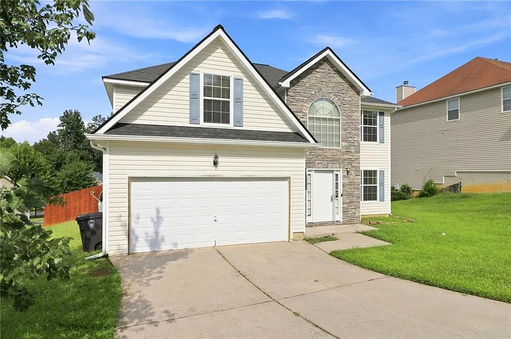 4 bed, 2.5 bath, 2695 sqft, $2,800 — Photo 2