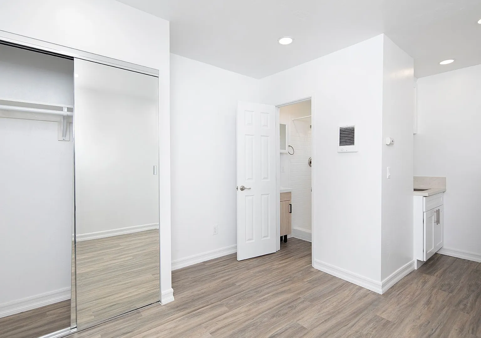 1414 Roosevelt Ave — Photo 2