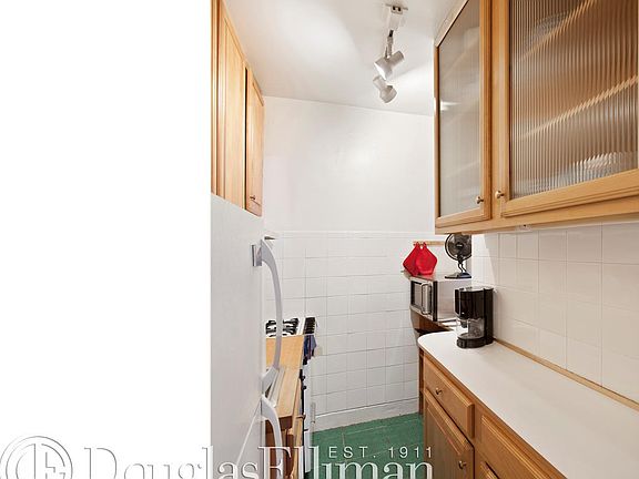 4th image of 330 E 79th St APT 6F